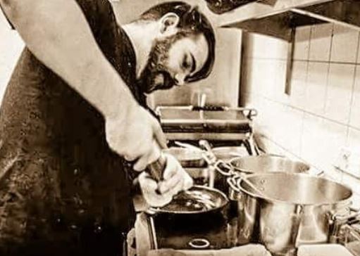 Benjamin Kley beim Kochen